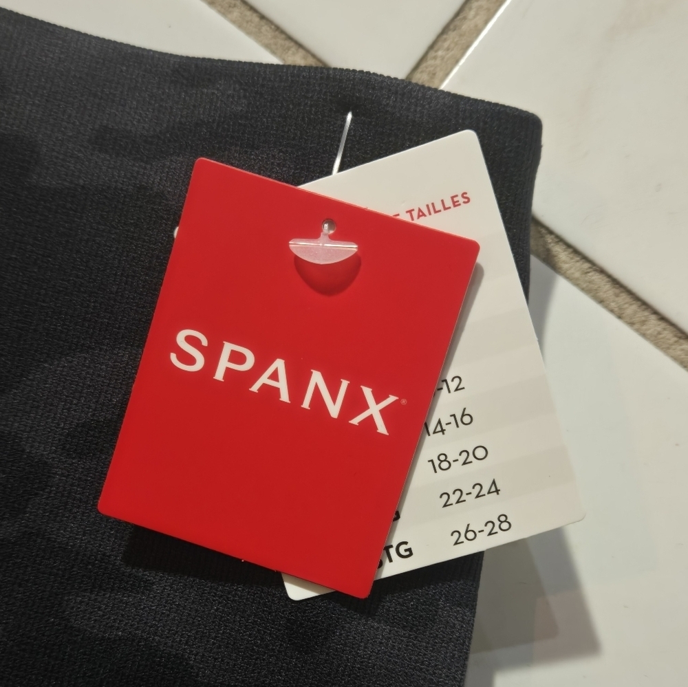 Spanx Black Camo Cropped Leggings Pants Capris Look At Me Now Gym Compression - Picture 8 of 13